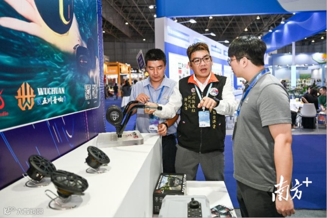 张哲泰、邓志腾在讨论产品。