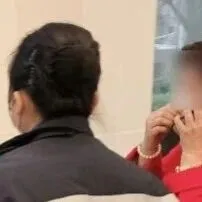 兩男兩女在香港一銀行，當(dāng)場(chǎng)要求提款100億美元……