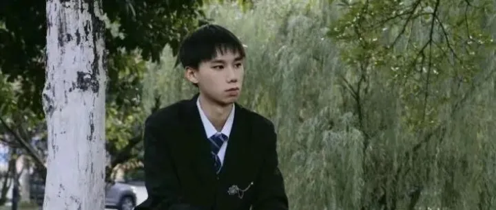 影像翻新館 | 他把孤獨(dú)穿成西裝，藏在青春的縫隙里