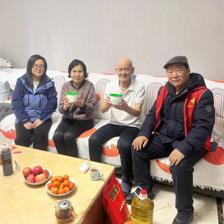 陽光社區(qū)——“粥”到“情”到！看黨員如何花式關(guān)懷獨居老人