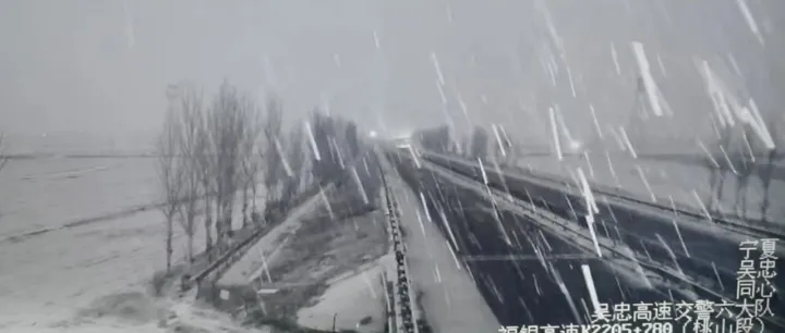 寧夏多地出現(xiàn)降雪，交警提醒注意行車安全！