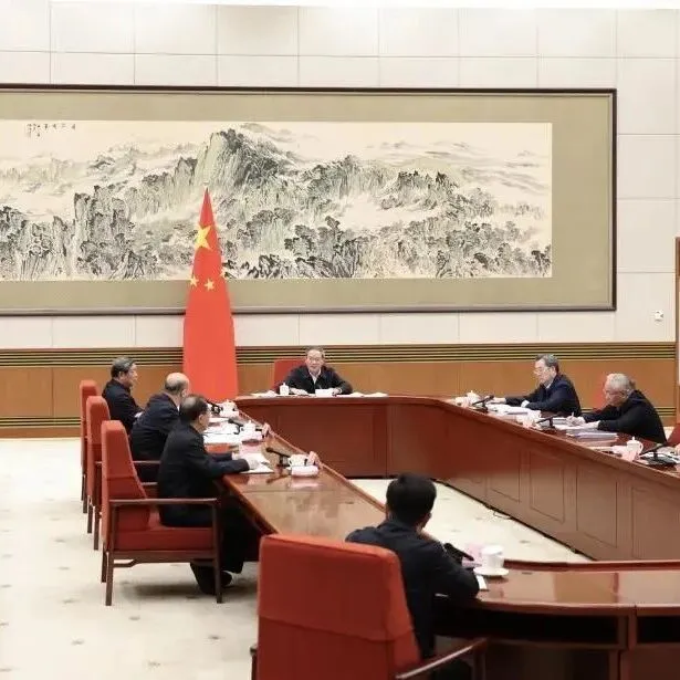 李強主持召開國務院第十次全體會議 討論政府工作報告稿和“十五五”規(guī)劃綱要草案稿