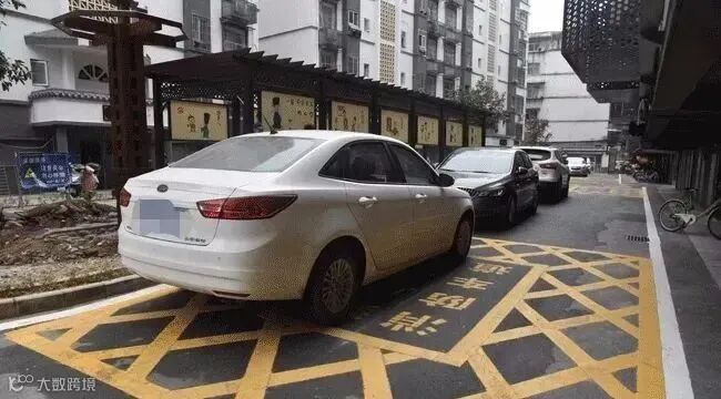 “生命通道”被占！贛州城建大院小區(qū)消防通道成“停車位”-贛州頻道-大江網(wǎng)（中國江西網(wǎng)）