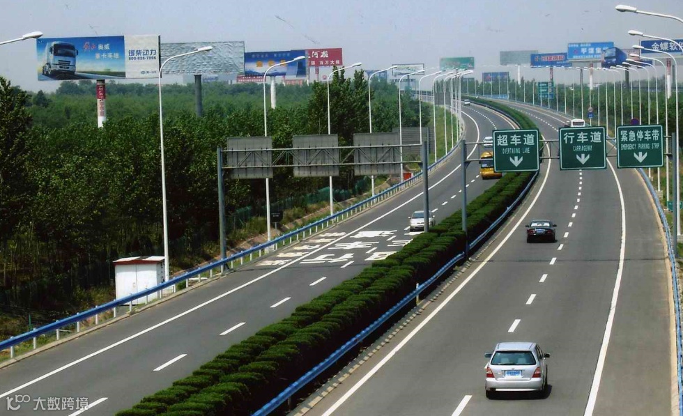 高速上哪條車道最安全？快車道和中間車道選哪個？_鳳凰網(wǎng)汽車_鳳凰網(wǎng)
