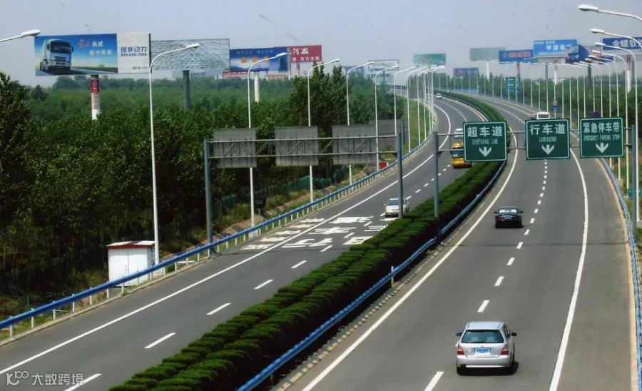 高速上哪条车道最安全？快车道和中间车道选哪个？_凤凰网汽车_凤凰网