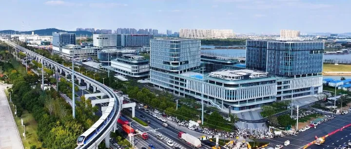 昨天在芜湖经开区 ，共商首位产业大计！