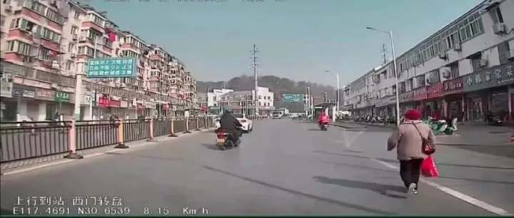 公交駕駛員暖心護(hù)行，小城大愛詮釋文明溫度