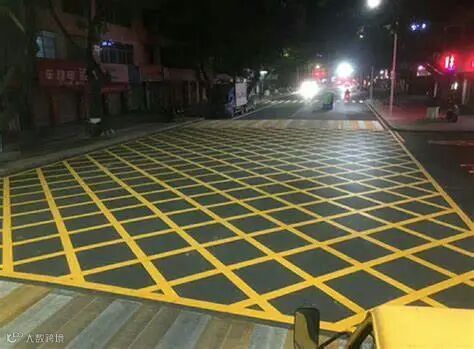 市政道路 黃色禁停格 實線標線 交通劃線 熱熔標線施工—交通劃線案例—廣州科馬交通專業(yè)停車場規(guī)劃設(shè)計廠家_交通設(shè)施廠家_停車場劃線_市政道路 ...