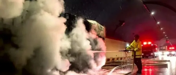 隴南:武都隧道內(nèi)一輛貨車突發(fā)起火......