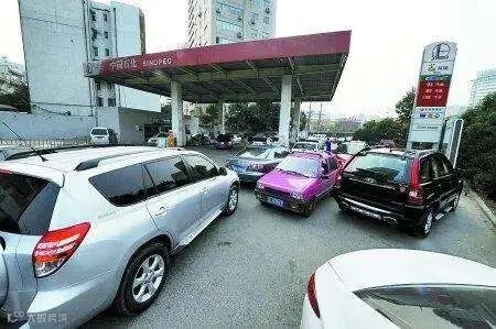 车主加油站停车上厕所, 出来之后被罚, 交警: 见一次罚一次_搜狐汽车_搜狐网