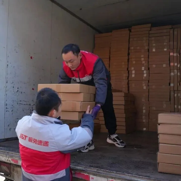 【一線】21臺(tái)貨車保障運(yùn)力，極兔助中國結(jié)編織18億民生夢(mèng)