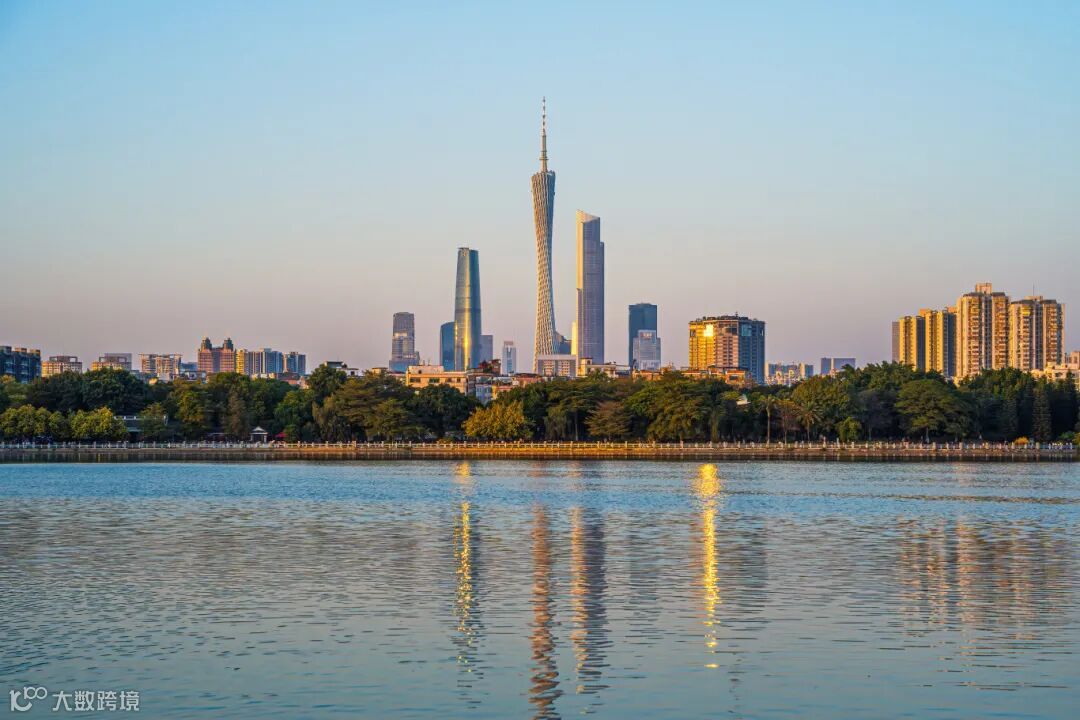 摄图网_701024175_广州城市天际线湖景风光（企业商用）.jpg