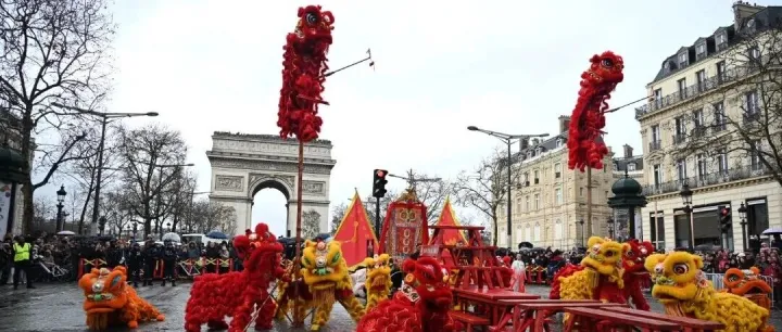 廣東非遺閃耀巴黎香街！第四屆“歡樂春節(jié)”巡游醒獅英歌舞吸睛 十萬觀眾共賞嶺南魅力