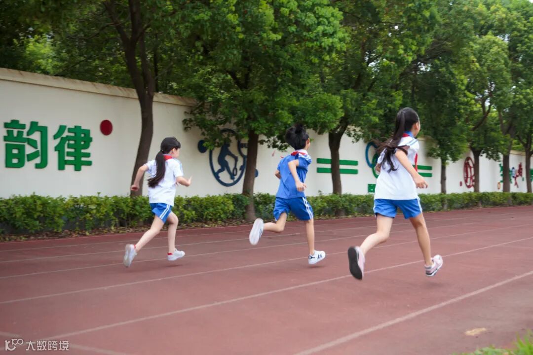 摄图网_500603183_banner_学生操场跑步运动（企业商用）.jpg