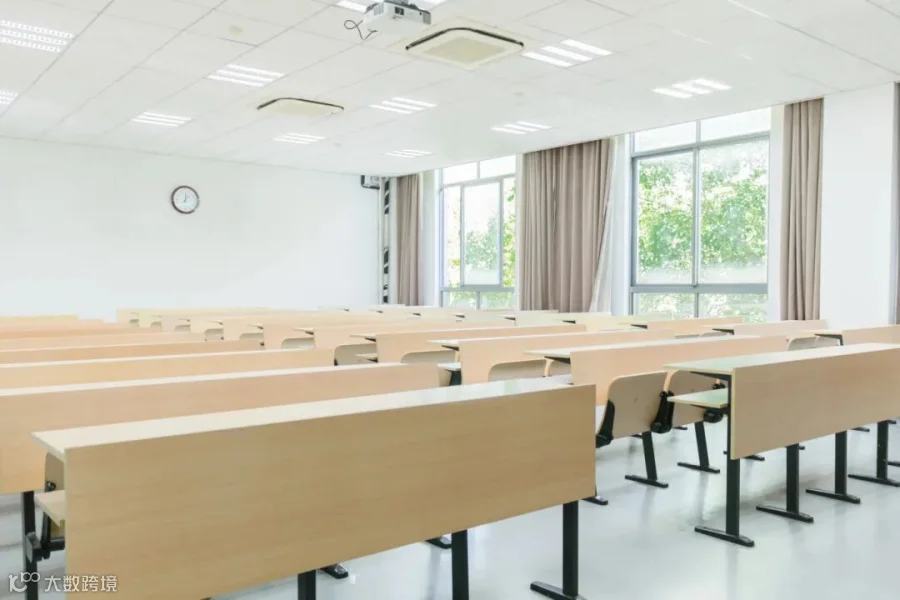 摄图网_500383411_季校园空荡荡的大学教室（企业商用）.jpg