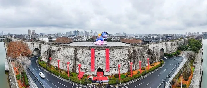 騰龍躍馬共迎春，巨聯(lián)亮相中華門！