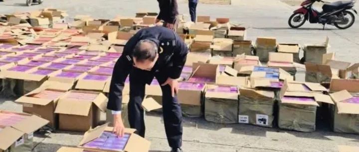 從微信群“拼貨”到跨境轉(zhuǎn)運(yùn)：一條價(jià)值90億越盾的電子煙走私鏈條被越南海關(guān)斬?cái)? loading=