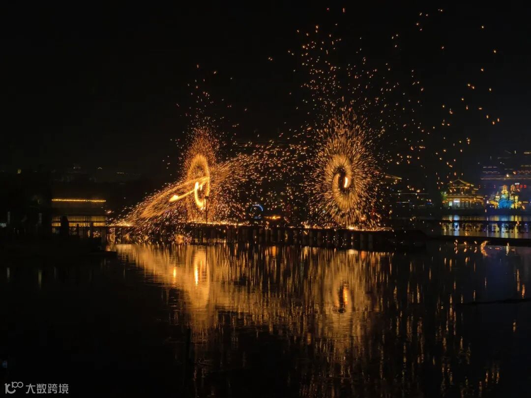 摄图网_700981172_banner_夜晚湖边打铁花抡铁壶（企业商用） (1).jpg