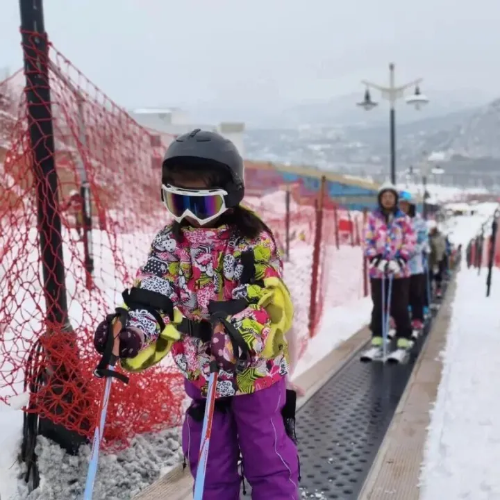 西峰：冰雪“冷資源”撬動(dòng)冬日“熱經(jīng)濟(jì)”