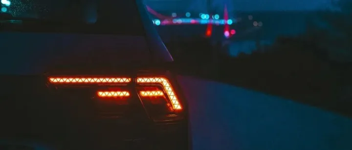 PCB组装 | 行进车辆中的高压辅助设备