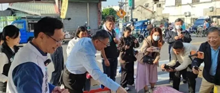 柯文哲率民众党干部南下<em>嘉义</em>市挺张启楷，拼“蓝白合”尽早成形