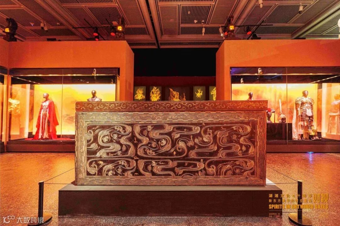 汉 黑地彩绘漆棺(复制品).jpg