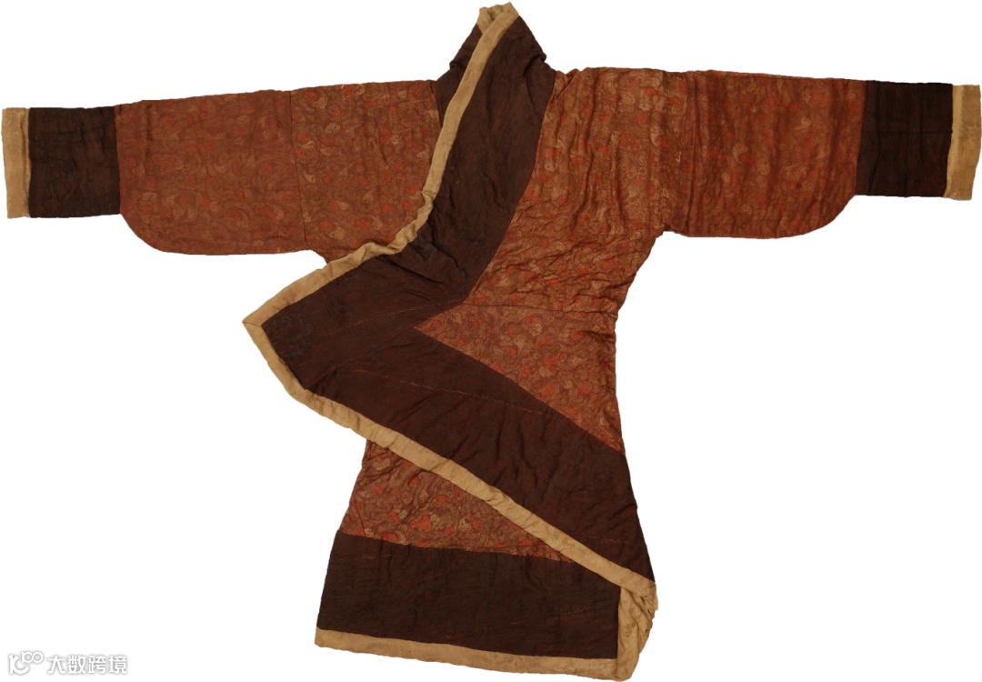 3 “长寿绣”丝绵袍.png