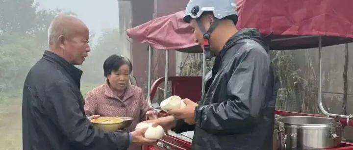 “晌午饭来咧，取碗！”