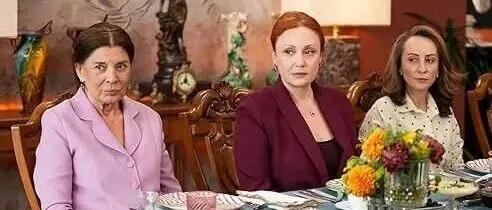 دوۋيىندا ئوت بۇلاپ كەتكەن تىياتىر -كۆك تارغاق           《翠鸟》（Yalı Ç<em>apk</em>ını）