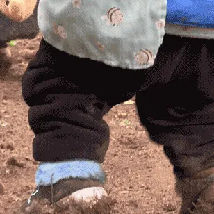 孩子再走一会，村里变盆地了