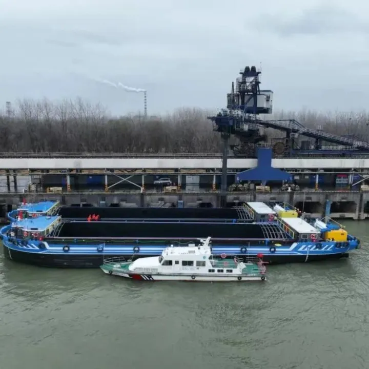 全国首支千吨级纯甲醇电动智能船队在南京首航
