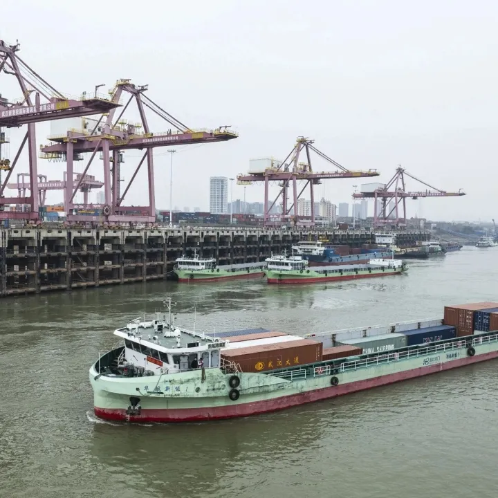“一键启动”的航运新变——跟着纯电动货船跑运输