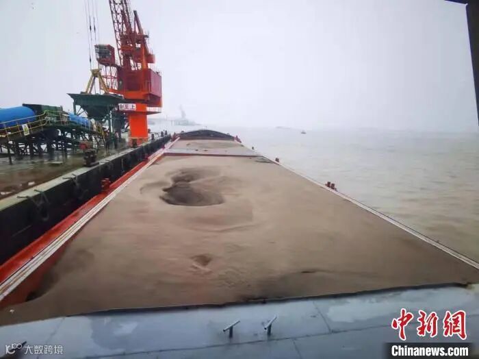 非法盗采江砂的“舱机船” 长江航运公安局安庆分局供图