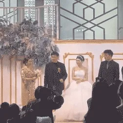 新郎见证了两个幸福的家庭