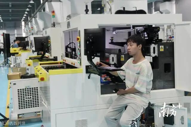 惠州企业不断发展壮大,图为一企业车间工人在调试设备。南方日报记者 梁维春 摄