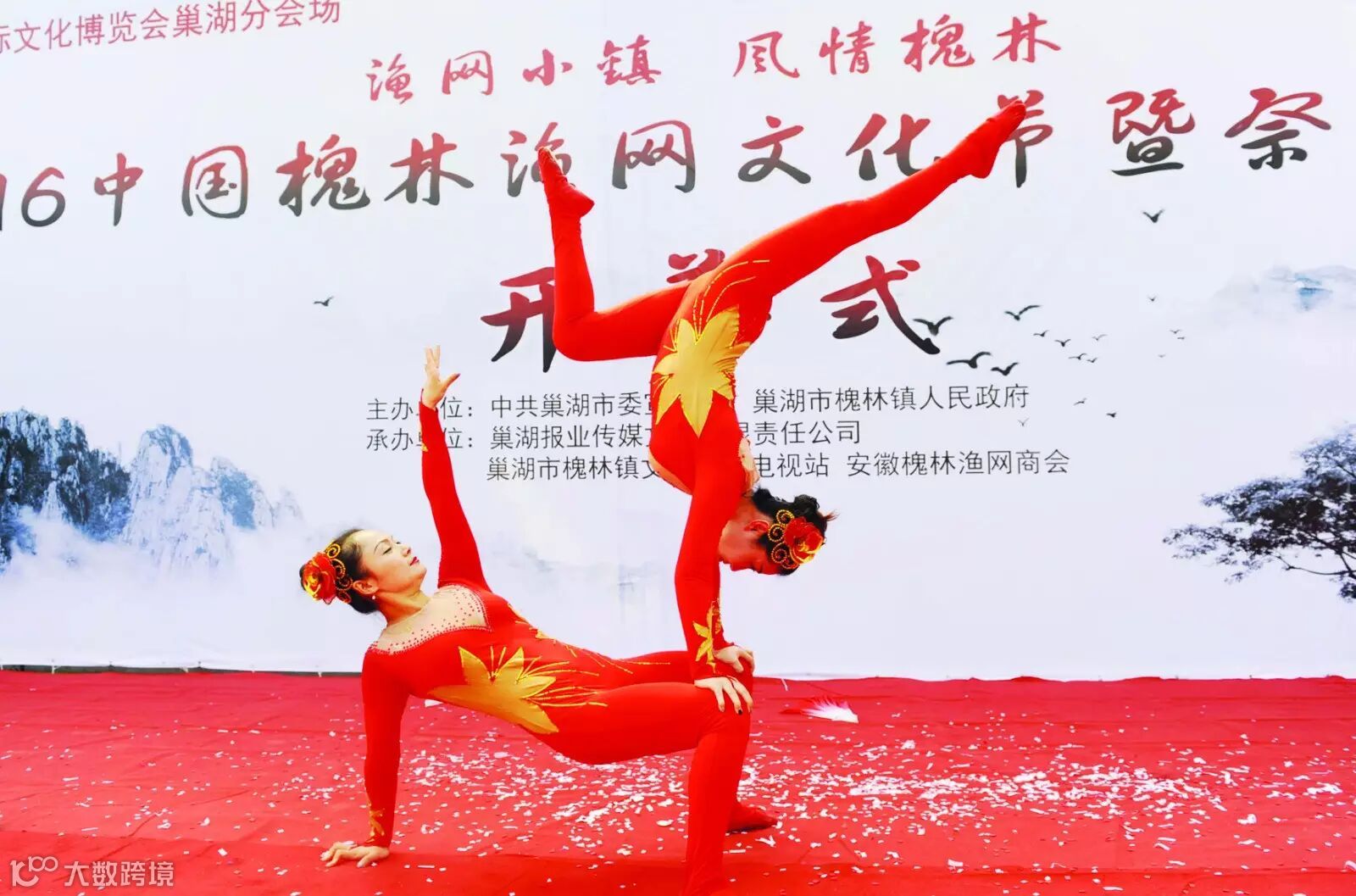 宋阳东 扣人心悬的杂技表演《中国红》。_meitu_5.jpg