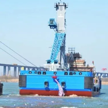 江苏省镇江船厂“一带一路”78米浮吊船顺利下水