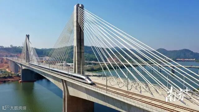 赣深高铁的列车通过惠州市剑潭东江特大桥。 南方日报记者 梁维春 摄 南方+ 梁维春 拍摄