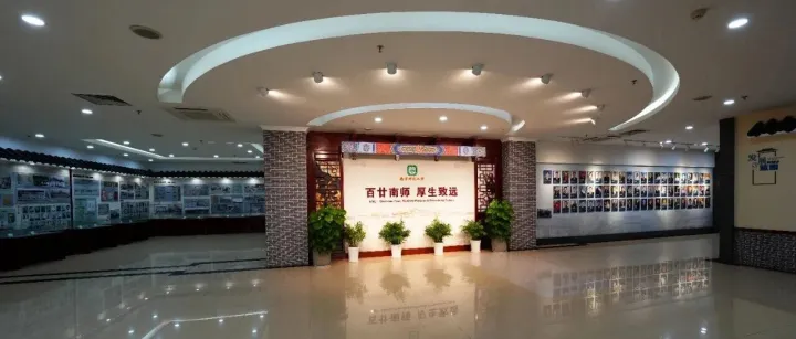 今年见 明年重见 春色如人面