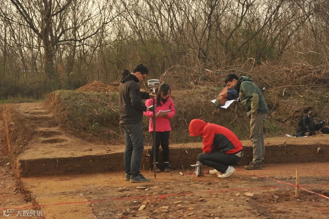 小嘴发掘现场进行XRF检测.JPG