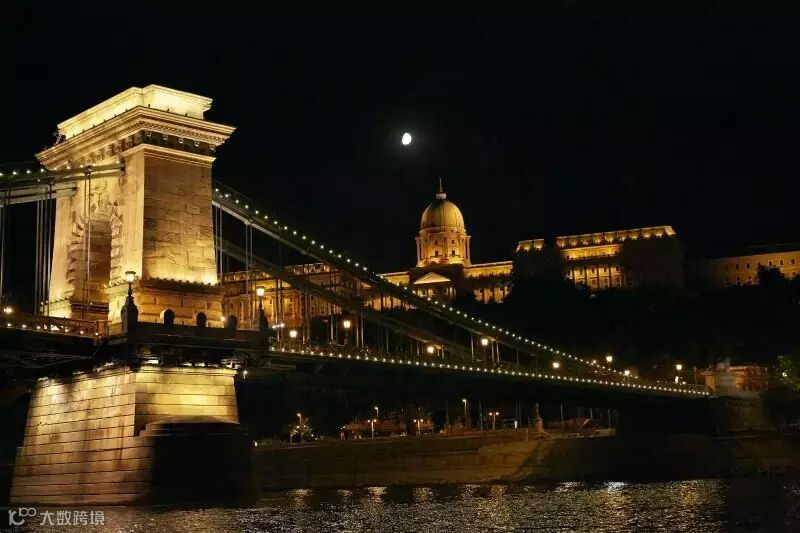 Hungary Budapest Chain Bridge by night.jpg