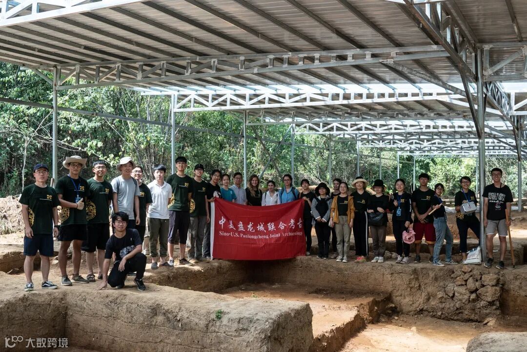 2019年中美盘龙城联合考古发掘工作人员合影.jpg