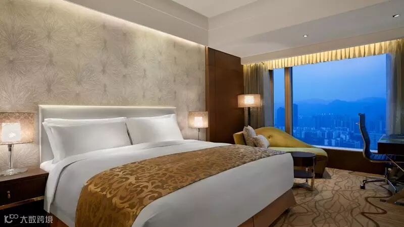 Deluxe King Room.jpg