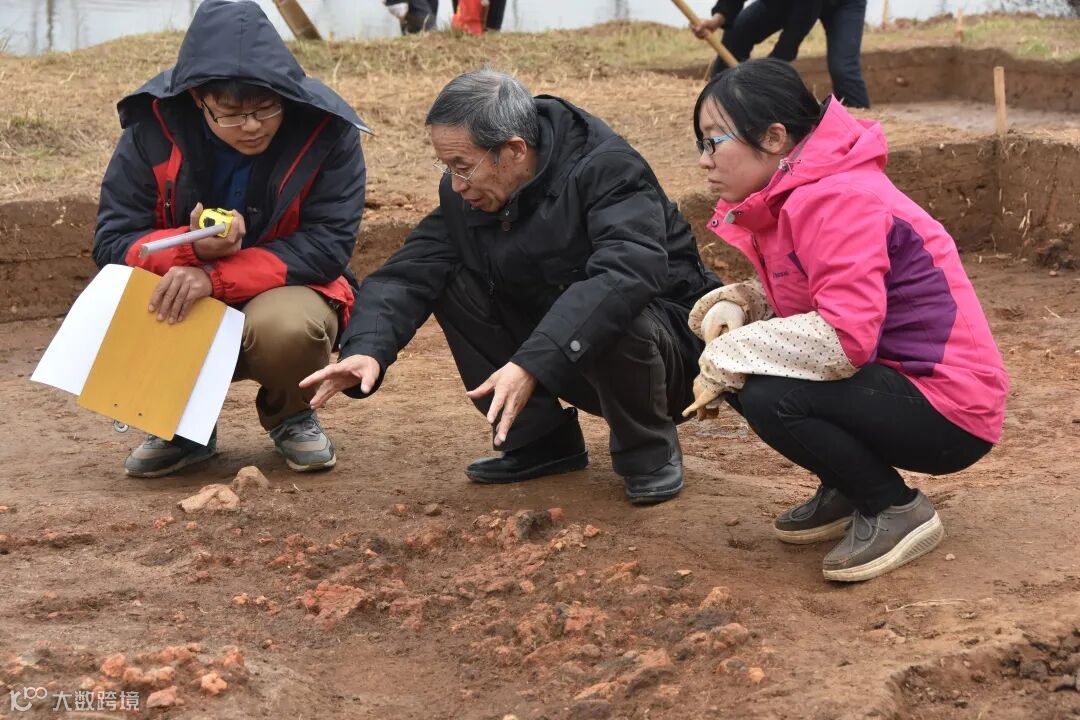 2015年12月15日 北京大学考古教授刘绪指导盘龙城遗址考古发掘工作（中间为刘绪先生）.jpg