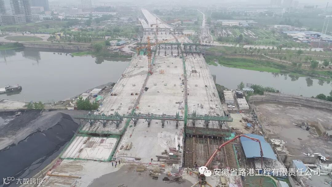 南淝河大桥悬浇块段顺利完�?(3).JPG