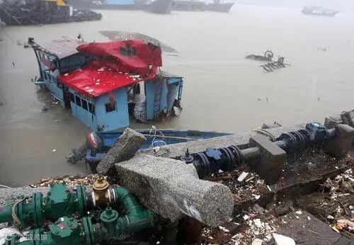 9月24日,珠海市的港口内有些船只在台风来袭中沉没。 新华社发(席湖 摄)