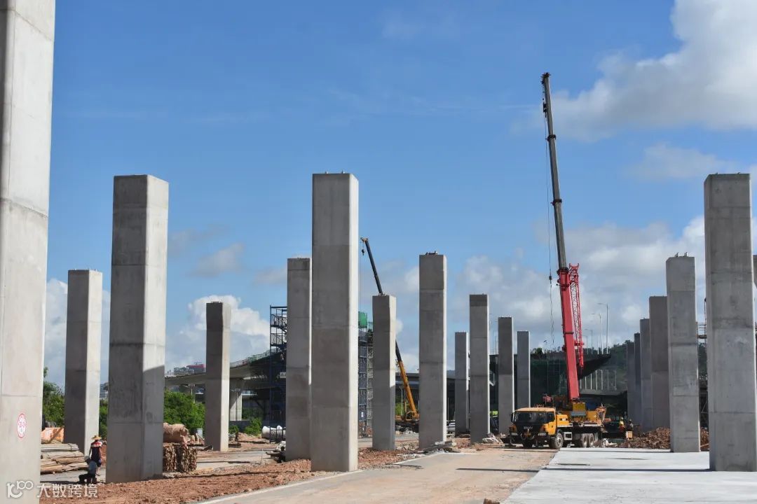 环岛西路路上墩柱施工.JPG