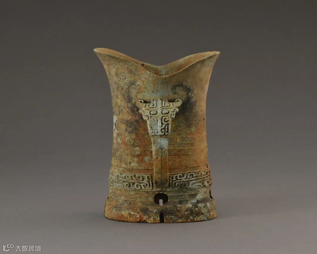 杨家湾M 17出土的铜带鋬觚形器.JPG