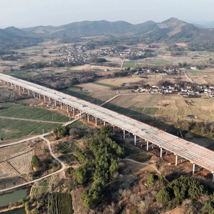 S46长高高速02标项目喜获业主单位2025年度综合考核第一名及“先进集体”称号