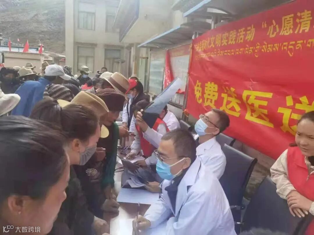 下乡开展大型义诊.jpg